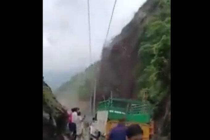 मंगलवार को हिमाचल के सिरमौर में हुए भूस्खलन का वीडियो भी वायरल हो रहा है। वायरल वीडियो में पहाड़ के मलबे को साफ़ गिरते हुए देखा जा सकता है। (फोटो - ट्विटर/@ashwanis1208)