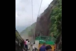 बारिश, बाढ़ और बर्बादी! हिमाचल के सिरमौर में पहाड़ फिर मलबे में तब्दील, MP में जंगली क्षेत्र में सवारियों से भरी ट्रेन फंसी