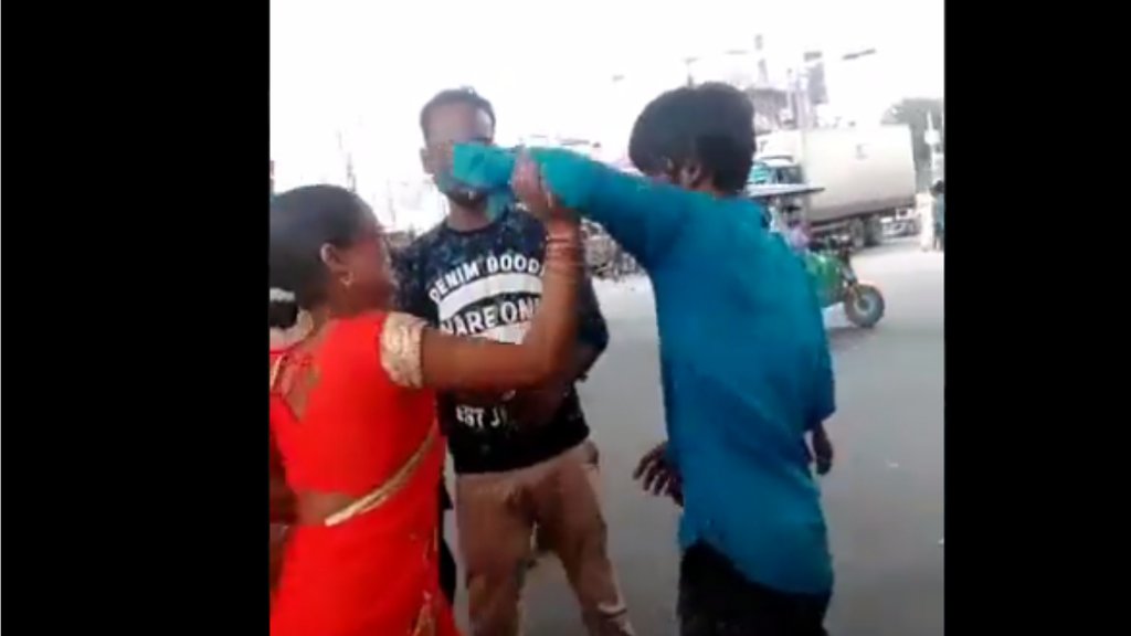 लखनऊ में किराया मांगने पर एक महिला ने टेम्पो चालक को चप्पल से पीट दिया। (फोटो- सोशल मीडिया स्क्रीनग्रैब)