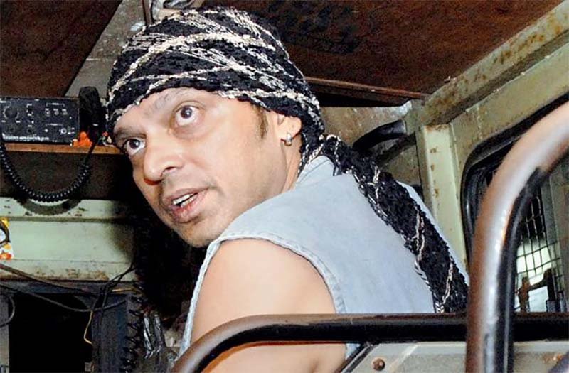 पुलिस ने जब दरवाज़ा तोड़ा तो अंदर का हाल कुछ ऐसा था। बेड पर महेश पड़े थे। पास टेबल पर शराब की आधी बोतल और खाने की प्लेट पड़ी थी। महेश की तीन दिन पहले ही मौत हो चुकी थी।(All Photos: Social Media)