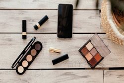 मेकअप का इस्तेमाल करने से हो जाती है स्किन एलर्जी? इन टिप्स के जरिए दूर करने में मिल सकती है&nbsp;मदद