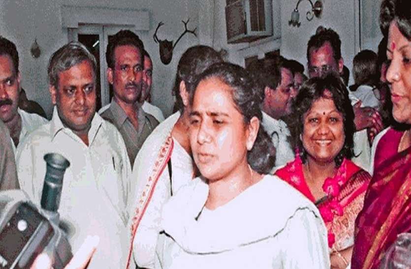 बसपा भी इस फिल्म का विरोध कर रही है, क्योंकि ऋचा चड्ढा का किरदार उनकी नेता मायावती को ध्‍यान में रखकर बनाया गया है और कई तथ्‍यों को तोड़ा मरोड़ा गया है। 