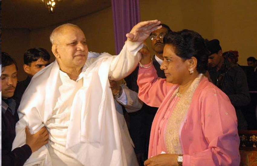 कांशीराम (Kanshi Ram) के कई रत्न यानी राजनेता बसपा को खड़ा करने में अपना योगदान दिए थे, लेकिन मायावती (Mayawati) के सत्ता की बागडोर संभालते ही इन रत्नों की उलटी गिनती शुरू हो गई थी। पिछले 14 सालों में कांशीराम के कई रत्न या तो पार्टी छोड़ दिए या उन्हें निकाल दिया गया। इसमें से कई तो मायावती के चहेते थे और जब विरोधी पार्टियां हावी थीं तो ये ढाल बनकर मायावती के साथ खड़े थे।