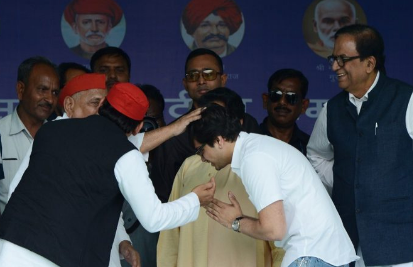 सपा राष्ट्रीय अध्यक्ष अखिलेश यादव की मुकाबले के लिए बसपा सुप्रीमो ने भतीजे को ट्रेंड करना पिछले कई सालों से शुरू कर दिया है।