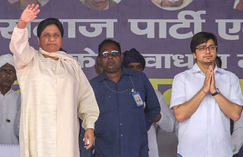 बसपा सुप्रीमो मायावती (Mayawati) कभी सपा (Sp) तो कभी भाजपा (BJP) के साथ मिलकर यूपी में सरकार बना चुकी हैं, लेकिन अब वह अकेले दम पर चुनाव लड़ने को तैयार है। पिछले दो विधानसभा चुनावों में बसपा ढलान की ओर थी, लेकिन अब इस पार्टी को बचाने के लिए बसपा सुप्रीमो के साथ युवा आकाश आनंद (Aakash anand) भी जुड़ गए हैं। बसपा सुप्रीमो के साथ साये की तरह नजर अपने वाले आकाश कौन हैं? और क्या ये बसपा के अगले उम्मीदवार बनेंगे? आइए जाने।