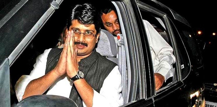 साल 2003 में बसपा सरकार गिर गई और मुलायम सिंह यादव के नेतृत्व में समाजवादी पार्टी ने सरकार बनाई। सीएम बनते ही मुलायम सिंह ने राजा भैया को जेल से बाहर करवा दिया। (यह भी पढ़ें: जब गेस्ट हाउस कांड के बाद प्लेन में टकरा गए थे मायावती और मुलायम, सुरक्षाकर्मियों के फूल गए थे हाथ-पांव )