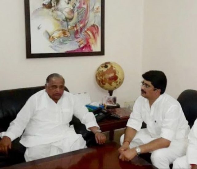 राजा भैया उत्तर प्रदेश की कुंडा रियासत से ताल्लुक रखते हैं। वह मुलायम सिंह यादव की सरकार को बतौर निर्दलीय विधायक समर्थन देते रहे हैं। ( यह भी पढ़ें: मुलायम से योगी तक, इन राजनेताओं में किसी के 9 तो किसी के हैं 7 भाई-बहन)