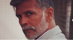 55 साल के मिलिंद सोमन एक मिनट में कर लेते हैं 60 पुशअप्स, सुबह उठकर खाते हैं 3 किलो फल; जानिये उनकी फिटनेस का राज