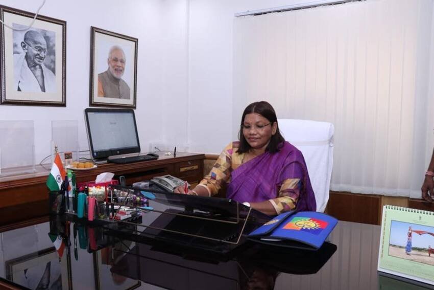 ट्राइबल अफेयर्स की राज्यमंत्री रेणुका सिंह को कविताएं लिखने और पढ़ने का शौक है। उन्हें बागवानी करना भी पसंद है। अपने खाली समय में वह परिवार के साथ समय बिताती हैं और साथ ही कविताएं भी लिखती हैं।