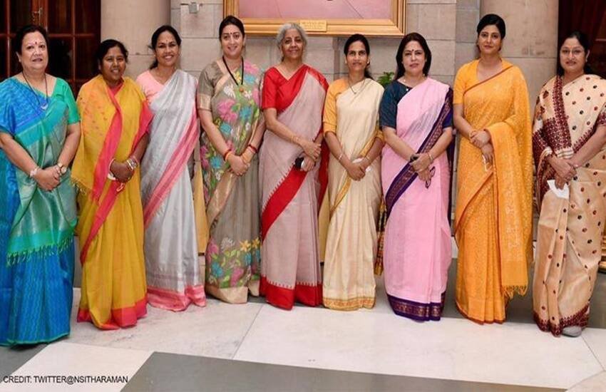 केंद्र की नरेंद्र मोदी सरकार में इस बार 11 महिला कैबिनेट मंत्री हैं। इनमें स्मृति ईरानी से निर्मला सीतारमण और अनुप्रिया पटेल से साध्वी निरंजना ज्योति तक के नाम शामिल हैं। लोकसभा का सदस्य बनते समय इनमें से कई मंत्रियों ने अपनी रुचि और पसंदीदा टाइम पास की जानकारी भी दी थी। आइए जानें अपने खाली वक्त में ये महिला मंत्री क्या करती हैं।