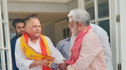 मुलायम से मिले बीजेपी अध्यक्ष, फोटो वायरल, लोग बोले – यूपी में सरकार बन गई योगी जी