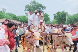 एक मंच और बैलगाड़ी में आए बीजेपी और कांग्रेस के नेता, सरकार को ललकार कर दी आंदोलन की धमकी