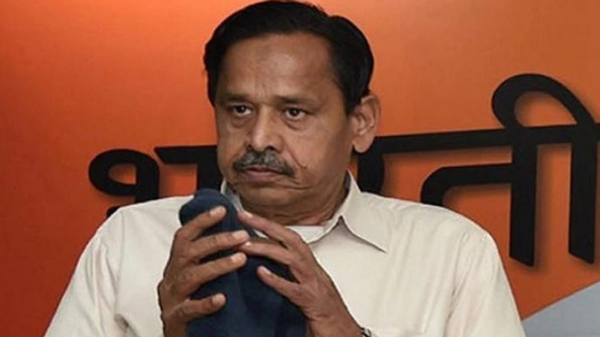 उस समय बसपा के राष्ट्रीय महासचिव रहे नसीमुद्दीन सिद्दीक़ी अपने कुछ समर्थकों के साथ लखनऊ के हज़रतगंज चौराहे पर पहुंच गए और विरोध शुरू हुआ। इस आदोलन में नसीमुद्दीन एक गलती कर गए और दयाशंकर की मा और उनकी पत्नी और बेटी की पेशी के नारे लगाने लगे थे। इसे भी पढ़ें- मायावती ने आरएसएस को दिया था 10 लाख का अनुदान