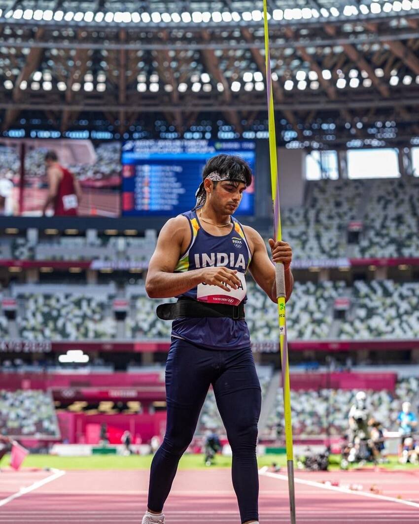 नीरज का कहना था कि मैं अपने कंधे पर सिर्फ जेवलिन का भार लेकर इस ओलम्पिक में शामिल होना चाहता हूं। नीरज चोपड़ा की मेहनत और लगन रंग लाई। (यह भी पढ़ें: 'भाई हिंदी में पूछ ले..', जब अंग्रेजी में सवाल पूछ रहे एंकर की नीरज चोपड़ा ने बदलवा दी भाषा )