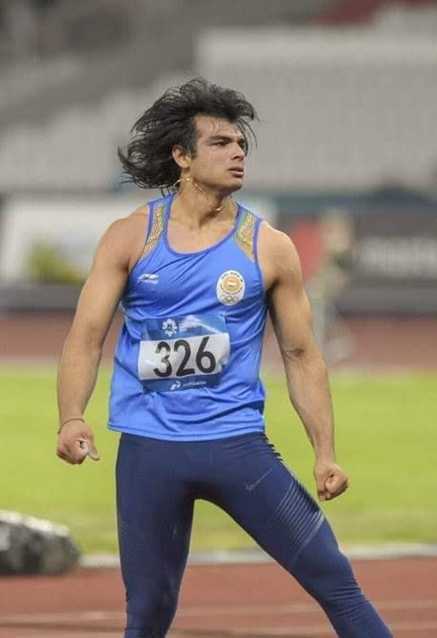 तब नीरज चोपड़ा के बाल काफी लंबे थे। नीरज से उस इंवेंट के होस्ट ने उनके लंबे बालों से जुड़ा सवाल पूछ लिया। ( नीरज चोपड़ा इन दो एक्टर्स में देखते हैं अपनी छवि, अक्षय कुमार ने ‘गोल्डन बॉय’ के लिए कहा कुछ ऐसा )