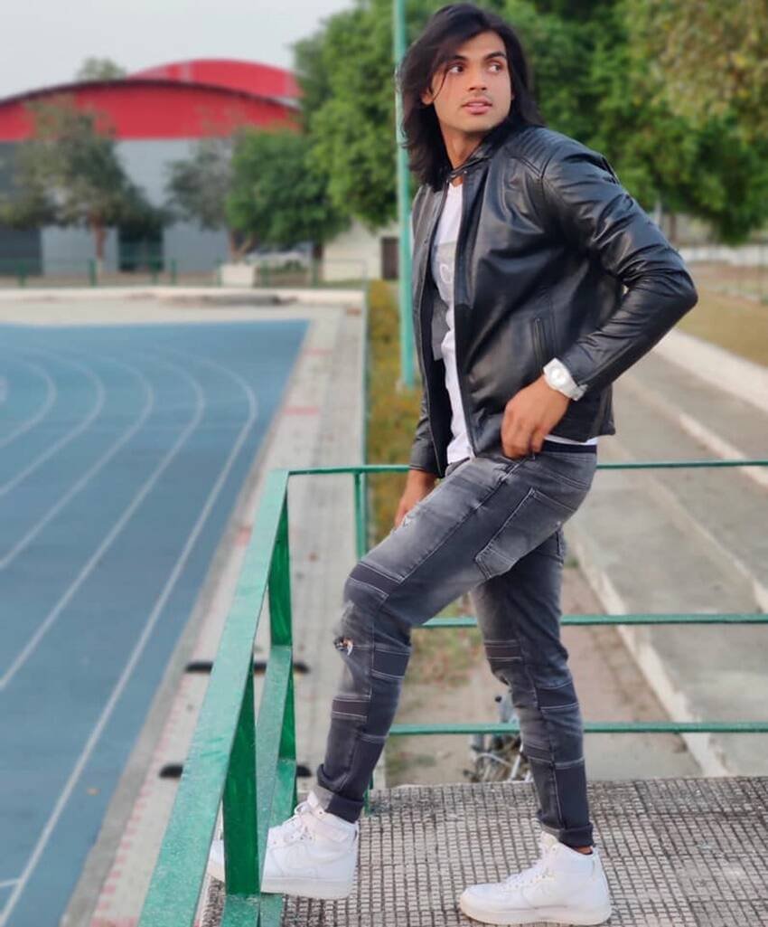 नीरज चोपड़ा पहले तो इस सवाल पर मुस्कुराए और फिर अपने जवाब में कहा कि उनके रोल मॉडल ना तो शाहरुख हैं और ना ही धोनी। नीरज चोपड़ा ने कहा कि मुझे खुद को लंबे बाल रखना पसंद है इसलिए रखता हूं। (यह भी पढ़ें: 23 साल के नीरज चोपड़ा मां-बाप की मर्जी से ही करेंगे ब्याह, जानिए शादी को लेकर क्या है प्लान )