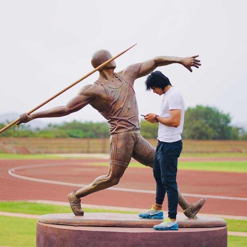 बता दें कि नीरज हरियाणा में पानीपत के रहने वाले हैं। वह मोटापा कम करने के लिए 13 साल की उम्र से ही मेहनत करने लगे थे। स्टेडियम जाते और दौड़ लगाते। स्टेडियम में उन्होंने कुछ खिलाड़ियों को जेवलिन थ्रो करते देखा और फिर देखते देखते वह उस खेल के ही हो गए। (यह भी पढ़ें: 'शाहरुख या धोनी, किसे करते हैं फॉलो?', जब नीरज चोपड़ा से पूछा ऐसा सवाल तो मिला ये जवाब )