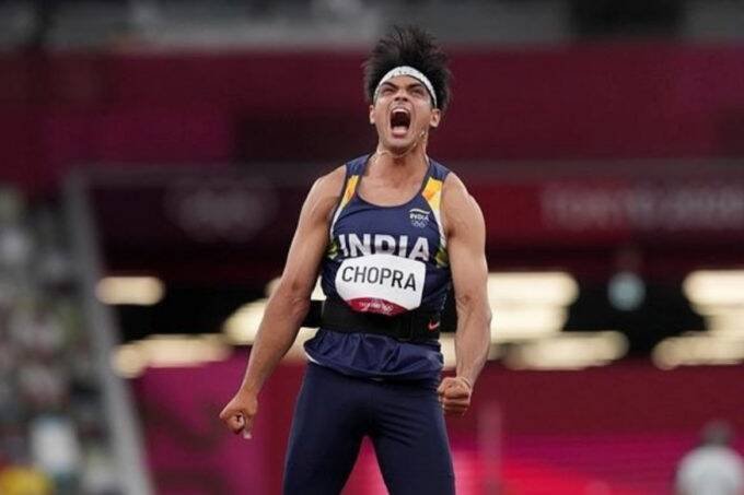 कई सालों की मेहनत के बाद ओलंपिक में गोल्ड मिलने की ख़ुशी में नीरज चोपड़ा सोते वक्त भी मेडल को अपने तकिए के बगल में रखकर सोए। (फोटो - पीटीआई)