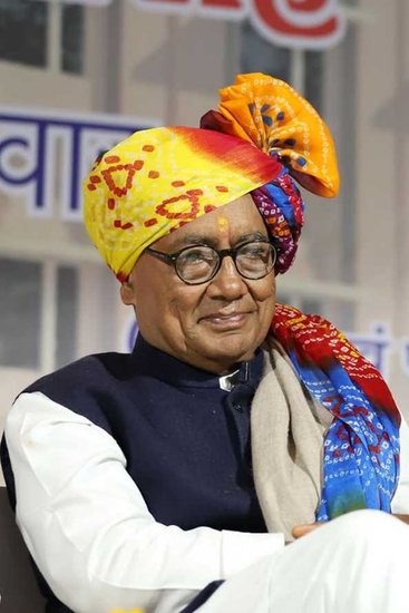 कांग्रेस पार्टी के दिग्गज नेता दिग्विजय सिंह राघोगढ़ राजघराने से संबंध रखते हैं। उनके पिता बलभद्र सिंह इस रियासत के महाराज थे।