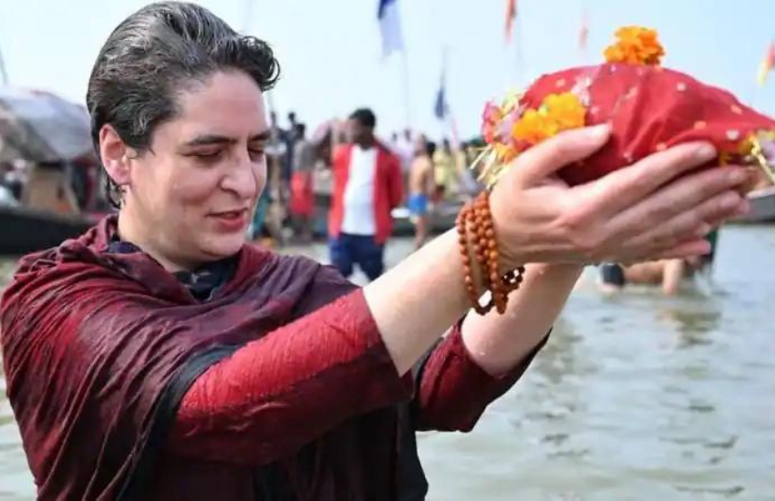 योगी ने बताया कि जब जांच हुई तो पता चला डबल डेकर बस की जगह प्रियंका ने स्कूटर दिया था। स्कूटर यानी ऑटो। ( ‘लाल टोपी वाले गुंडे’ पर जब छिड़ी थी महाभारत, अखिलेश यादव ने प्रेस कांफ्रेंस कर योगी की दिखाई थीं कुछ ऐसी तस्वीरें )