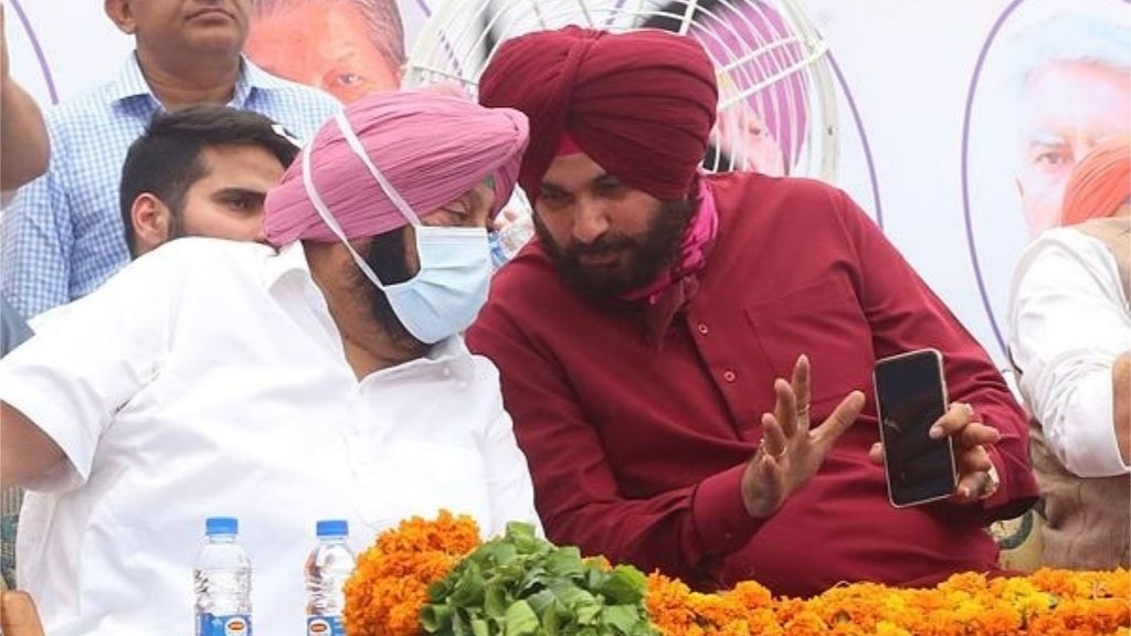 पंजाब कांग्रेस अध्यक्ष नवजोत सिंह सिद्धू ने मुख्यमंत्री कैप्टन अमरिंदर सिंह पर सीधा वार करते हुए कहा है कि अगर मुझे निर्णय नहीं लेने दोगे तो ईंट से ईंट बजा दूंगा। (एक्सप्रेस फोटो)