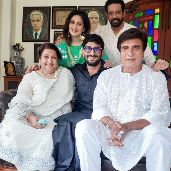 Raj Babbar- कांग्रेस के वरिष्ठ नेता राज बब्बर ने भी दो शादी की है। उनकी पहली पत्नी का नाम स्मिता पाटिल था। नादिरा ज़हीर राज बब्बर की दूसरी पत्नी हैं। राज बब्बर के 3 बच्चे हैं।