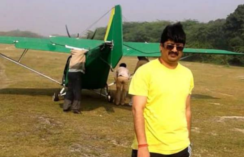 2018 में भी इसी तरह की खबरें आईं कि उनका एयरक्राफ्ट बीच हवा में दुर्घटनाग्रस्त हो गया जिसके कारण उन्हें जहाज से कूदकर अपनी जान बचानी पड़ी थी। (यह भी पढ़ें: जब प्रेग्नेंट थीं पत्नी तब जेल में बंद थे राजा भैया, मुलायम ने निकाला तब देख पाए थे बेटों का मुंह )