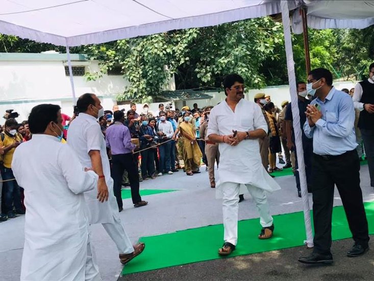 राजा भइया प्रतापगढ़े के कुंडा विधानसभा क्षेत्र से चुनाव जीतते हैं। वह कई बार रिकॉर्डतोड़ मतों से जीतकर विधानसभा पहुंचे हैं। बकौल राजा भैया उनके क्षेत्र के लोग उनके परिवार की ही तरह हैं। वो इस प्यार को दोतरफा बताते हैं। (यह भी पढ़ें: राजा भैया के महल में एंट्री से काफी पहले बंद करनी पड़ती है कार, गलती पर भड़क जाते हैं उनके पिता