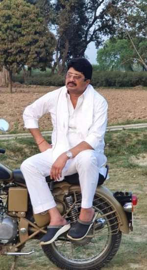 यह बातें राजा भैया यूथ ब्रिगेड के सदस्य और प्रधान संघ के जिलाअध्यक्ष पिंटू सिंह ने Asianetnews.com के साथ इंटरव्यू में बताई थीं। (यह भी पढ़ें : 'पढ़ेगा तो बुजदिल बन जाएगा', राजा भैया को अनपढ़ रखना चाहते थे उनके पिता, मां ने चोरी से भेजा था स्कूल )