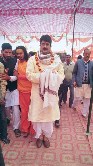 भोला का महीनों तक पीजीआई में इलाज चला। लेकिन उसकी बीमारी बढ़ चुकी थी। डॉक्टर ने उसे घर ले जाने की सलाह दी। जिसके बाद उस बीमार व्यक्ति ने अपनी अंतिम इच्छा राजा भैया को देखने की जाहिर की। ( यह भी पढ़ें: ‘मायावती को छूकर हाथ गंदे नहीं करना चाहता’, जब बसपा चीफ के लिए ऐसा कुछ बोल गए थे राजा भैया )