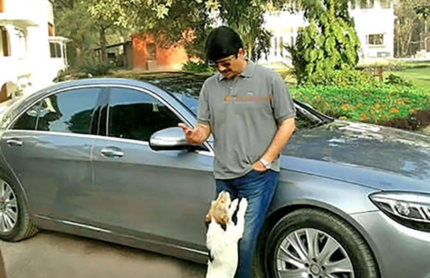 पहली बार चुनाव आयोग को सौंपे गए हलफनामे के हिसाब से 2012 में उनकी उम्र 45 साल होनी चाहिए थी। 2007 और 2012 के विधानसभा चुनाव में दिए गए शपथ पत्र में उन्होंने अपनी उम्र 33 और 38 साल बताई थी।
