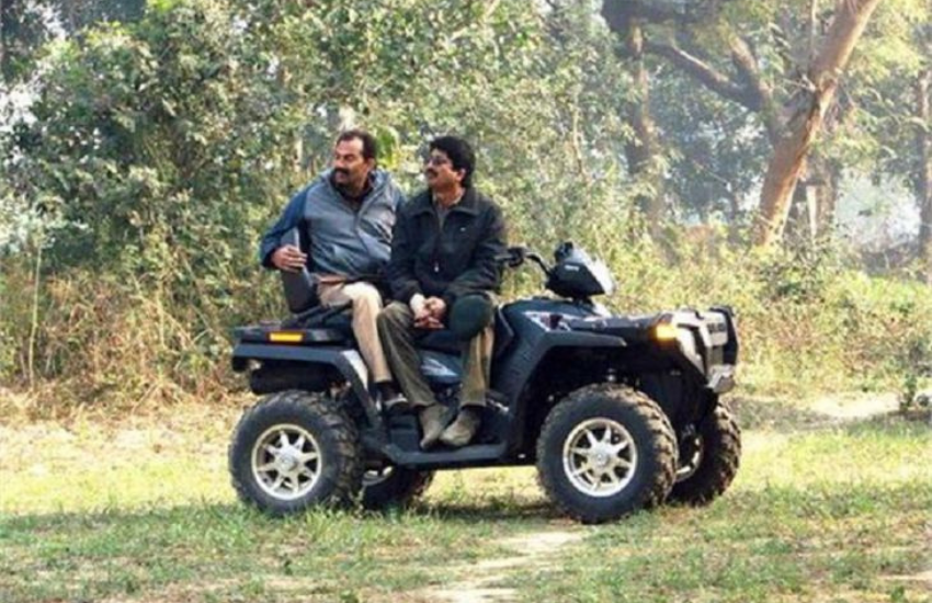 जबकि राजा भैया का कहना था कि बार कुंडा से वर्ष 1993 में विधायक बने थे उस समय वह लखनऊ विश्वविद्यालय में पढ़ाई कर रहे थे और उनकी उम्र लगभग 26 साल थी।(All Photos: PTI)
