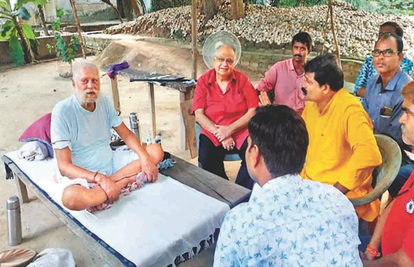 राजा भैया के पिता राजा उदय प्रताप सिंह विश्व हिंदू परिषद व राष्ट्रीय स्वयंसेवक संघ के मानद पादाधिकारी रह चुके हैं। राजा भैया परिवार के पहले ऐसे सदस्य रहे हैं जो राजनीति से जुड़े। हालांकि अब परिवार के कुछ अन्य लोग भी राजनीति में आ चुके हैं।