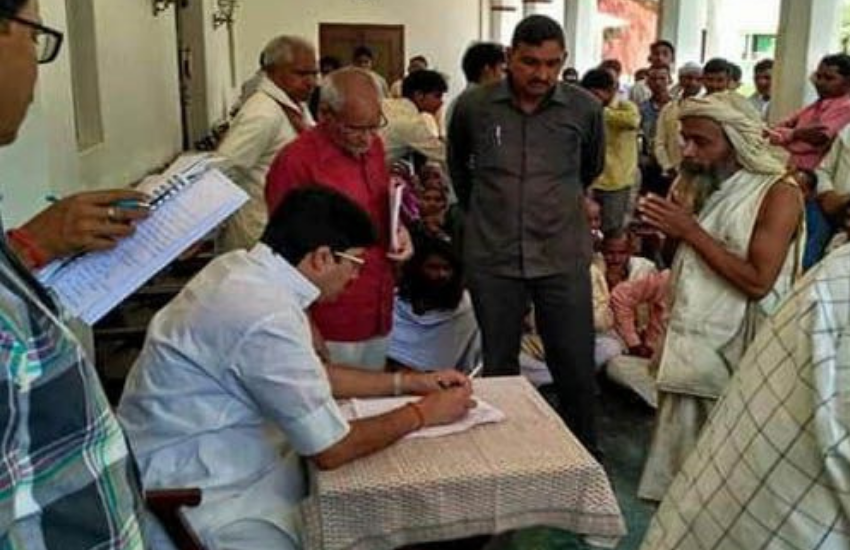 भारत समाचार को दिए इंटरव्यू में राजा भैया ने बताया था कि उनके यहां सप्ताह में दो बार दरबार इसलिए लगता है, क्योंकि यहां क्षेत्रीय लोग अपनी समस्याओं को लेकर आते हैं और वे कोर्ट-कचहरी के चक्कर में अपने 20 या 30 साल बर्बाद नहीं करना चाहते। यहां सुलह समझौते से विवाद खत्म किया जाता है।