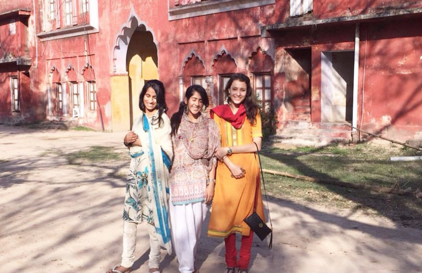 राजा भैया की दोनों बेटियां अपने पिता के बेहद करीब हैं और राजा भैया भी उनके शौक और करियर को लेकर बेहद गंभीर रहते हैं।