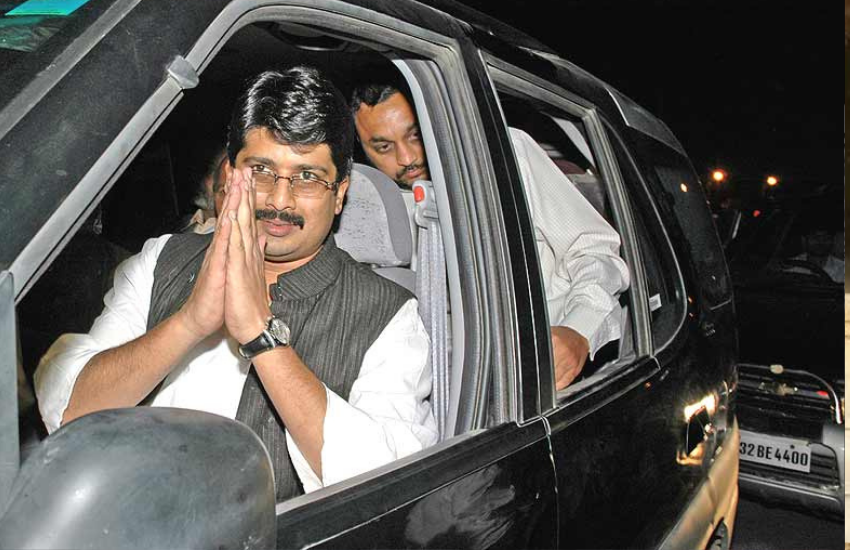 पहले कांग्रेस में रहते हुए रत्ना ने राजा भैया पर वोटिंग के समय मतदाताओं को धमकाने और कांग्रेस को वोट न करने का आरोपल लगाया था। ऐसे में अब राजकुमारी के बीजेपी में शामिल होने से राजा भैया के चुनावी समीकरण बिगड़ गए हैं।