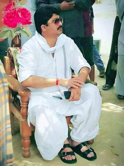 बता दें कि राजा भैया पहली बार 1993 में विधायक बने थे। तब से लेकर आज तक वह कई बार सांसद और विधायक बने। हर बार वह निर्दलीय ही चुनाव लड़े और जीते। (यह भी पढ़ें: जाओ पहले गुरुजी की परमिशन लेकर आओ – जब राजा भैया के पिता ने उन्हें राजनीति में आने से साफ कर दिया था मना )