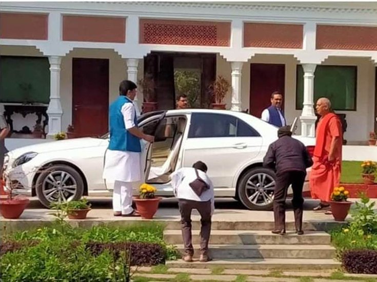 बेंती के अलावा राजा भैया के पास और भी तमाम कोठियां हैं। राजा भैया के रिश्तेदार और पूर्व सांसद अक्षय प्रताप सिंह कहते हैं कि उनकी आलीशान कोठियों में मिट्टी के चूल्हे जरूर मिलेंगे। ( यह भी पढ़ें: ‘मायावती को छूकर हाथ गंदे नहीं करना चाहता’, जब बसपा चीफ के लिए ऐसा कुछ बोल गए थे राजा भैया )