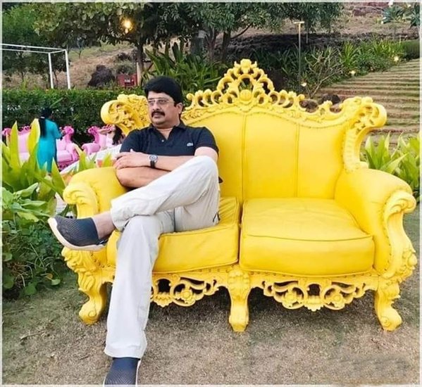 करोड़ों की संपत्ति के मालिक राजा भैया को चूल्हे की रोटी पसंद है। उन्हें इस चूल्हे की रोटी का ऐसा चस्का है कि अपने महल में भी उन्होंने मिट्टी के चूल्हे बनवाए हैं। (यह भी पढ़ें: जब प्रेग्नेंट थीं पत्नी तब जेल में बंद थे राजा भैया, मुलायम ने निकाला तब देख पाए थे बेटों का मुंह )