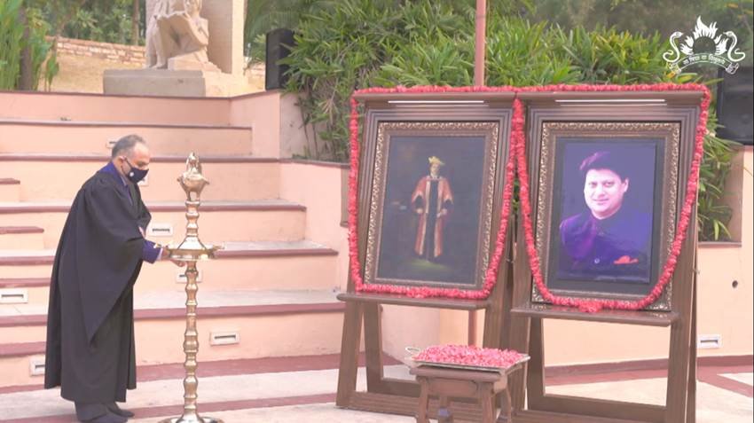 ज्योतिरादित्य के पिता माधवराव सिंधिया भी इसी स्कूल से पढ़े। बाद में इसे आम लोगों के लिए भी खोल दिया गया। ( यह भी पढ़ें: प्रेग्नेंसी में ही हो गया था तलाक, वसुंधरा राजे के बेटे की पिता से 29 साल तक चली लड़ाई )