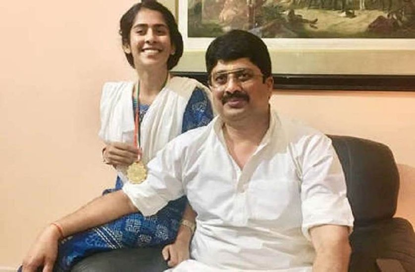 राजा भैया की बड़ी बेटी राध्वी शूटिंग में काफी अच्छी हैं। (यह भी पढ़ें: जाओ पहले गुरुजी की परमिशन लेकर आओ – जब राजा भैया के पिता ने उन्हें राजनीति में आने से साफ कर दिया था मना )