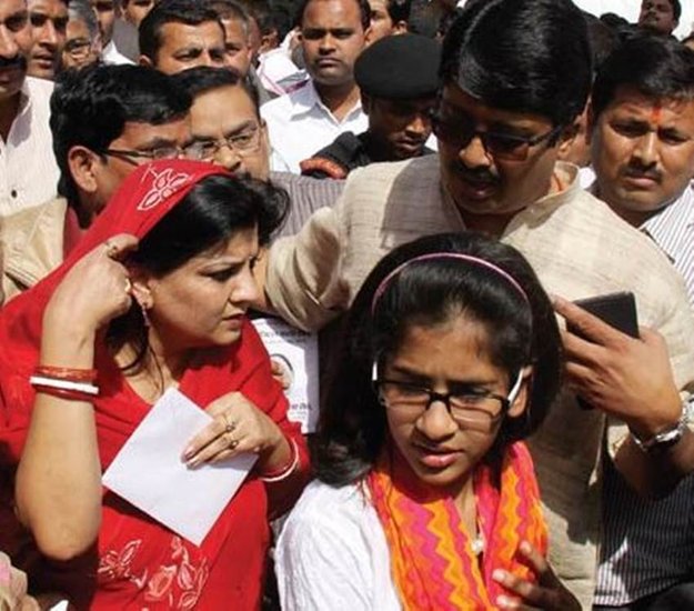 राजा भैया की पत्नी का नाम भानवी कुमारी है। साल 2003 में भानवी ने जुड़वा बेटों को जन्म दिया था। लेकिन इस खुशी के मौके पर उनके पति साथ नहीं थे।