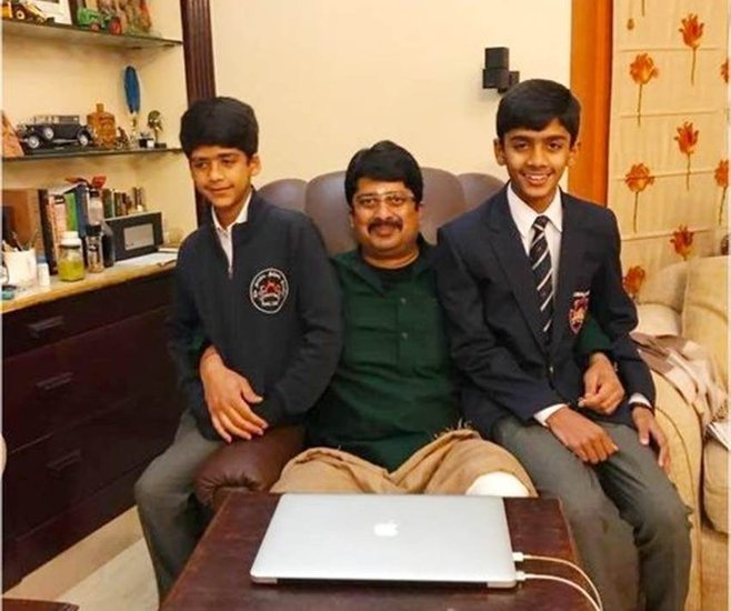 बता दें कि राजा भैया लखनऊ विश्वविद्यालय से बीए और एलएलबी ग्रेजुएट हैं। उनके 4 बच्चे हैं। दो बेटियां और दो बेटे। दोनों बेटे जुड़वा हैं। (यह भी पढ़ें: जब प्रेग्नेंट थीं पत्नी तब जेल में बंद थे राजा भैया, मुलायम ने निकाला तब देख पाए थे बेटों का मुंह )
