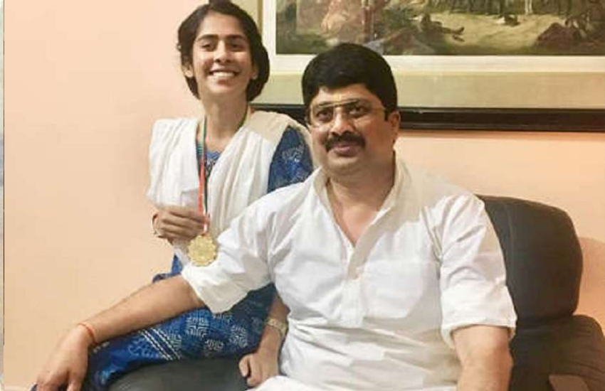प्रतापगढ़ के कुंडा के विधायक रहे राजा भैया(Raja Bhaiya) ऊर्फ रघुराज प्रताप सिंह (Raghuraj Pratap Singh) ही नहीं, उनका परिवार भी अपने-अपने क्षेत्र में नाम कमा रहा है। तो चलिए जानें, राजा भैया की पत्नी भानवी कुमारी (Bhanvi Kumari) से लेकर उनके चार बच्चों में राजशाही शौक और उनके प्रतिभा के बारे में।