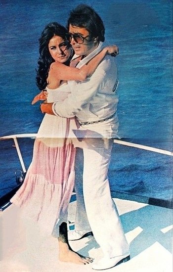 राजेश खन्ना और टीना मुनीम लिव इन में रहते थे। करीब 5 साल तक दोनों का अफेयर चला। दोनों ने साथ में 11 फिल्में की। हालांकि ज्यादातर फिल्में कुछ खास कमाल नहीं कर पाईं।