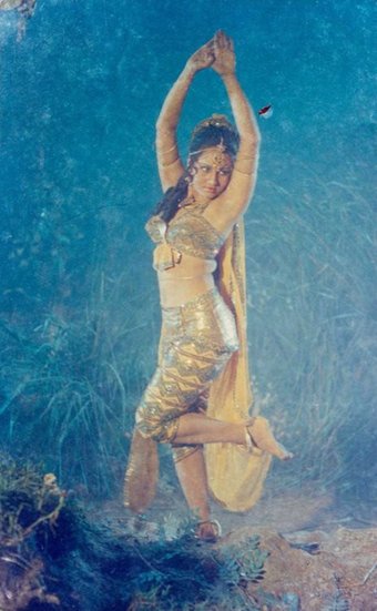 फिल्म में नागिन का रोल प्ले किया था रीना रॉय ने। नागिन के रोल के रोल के लिए रीना रॉय को फिल्म फेयर अवार्ड भी मिला था। साथ ही इस रोल के बाद रीना रॉय की झोली में कई बड़े डायरेक्टर्स की फिल्म आने लगी। ( यह भी पढ़ें: रीना रॉय की ड्रेस देख आगबबूला हो गई थीं रेखा, प्रोड्यूसर को कर दिया था परेशान )