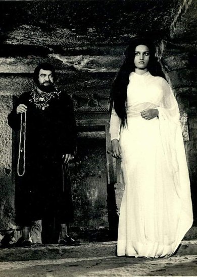 बाद में रीना रॉय ने फिल्म की। नागिन का रोल नेगेटिव शेड वाला था। लेकिन रीना ने नकारात्मक किरदार निभाने में भी संकोच नहीं किया और नतीजा पूरे देश ने देखा। ( यह भी पढ़ें: 14 साल की उम्र में किया था डेब्यू, प्रेग्नेंसी ने बर्बाद कर दिया करियर, तलाक के बाद ये कर रहीं रीना रॉय )