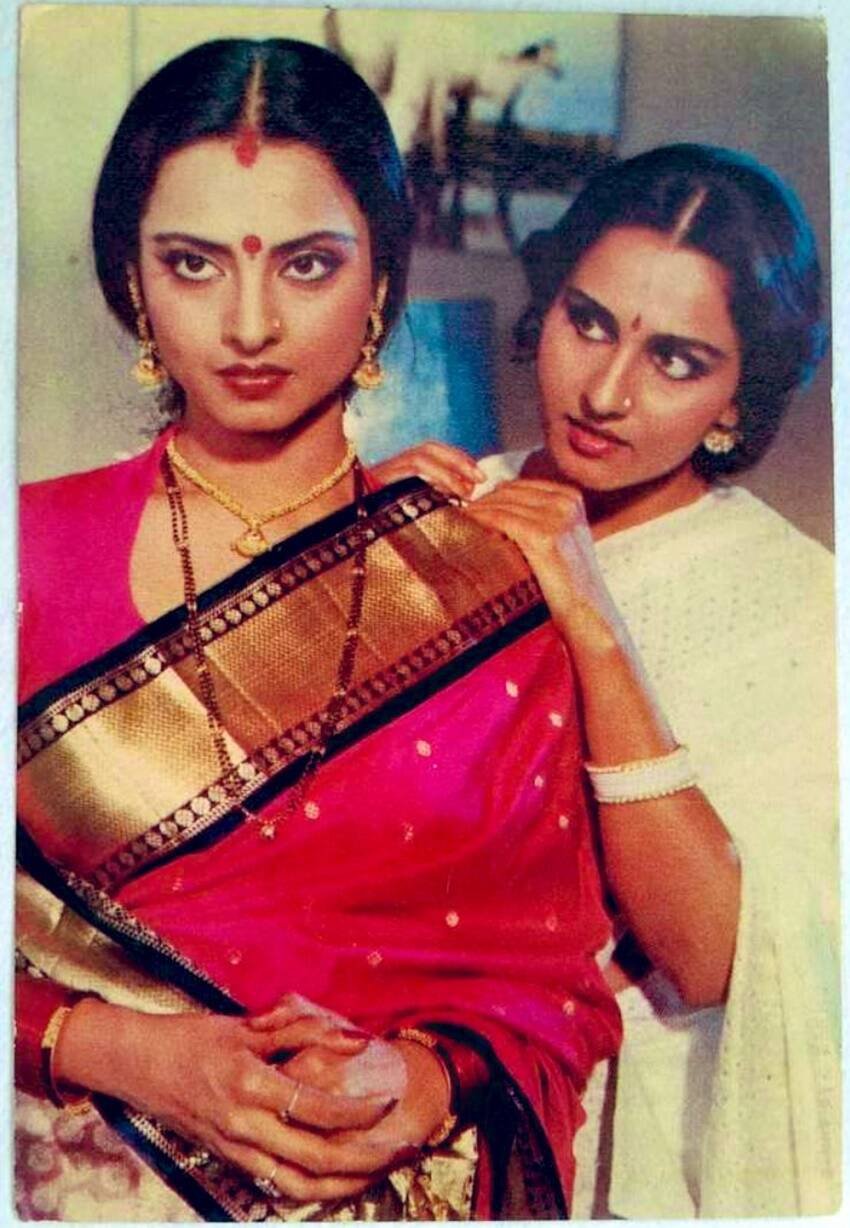 किसी कारण से रेखा के गाने से पहले रीना रॉय और जितेंद्र पर तेरे संग प्यार मैं नहीं तोड़ना.. फिल्माया जाने लगा। गाने कू शूटिंग के दौरान रेखा भी मौजूद थीं। उन्होंने देखा कि रीना रॉय ने जो ड्रेस पहनी है वह तो उनकी ड्रेस से काफी अच्छी है।