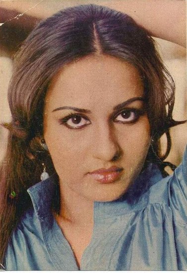 पति से तलाक के बाद रीना रॉय को अपनी बेटी सनम के लिए काफी कानूनी लड़ाई लड़नी पड़ी थी। तब उन्हें लगा था कि तलाक के उनके फैसले के चलते उनकी बेटी को काफी मुसीबतें झेलनी पड़ रही हैं। उनके मन में आया भी कि काश मां की बात मान ली होती और तलाक ना लिया होता।