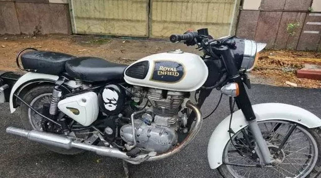 इस Royal Enfield Classic कीमत 1,03,950 रुपये रखी गई है। Source: Drooom Website